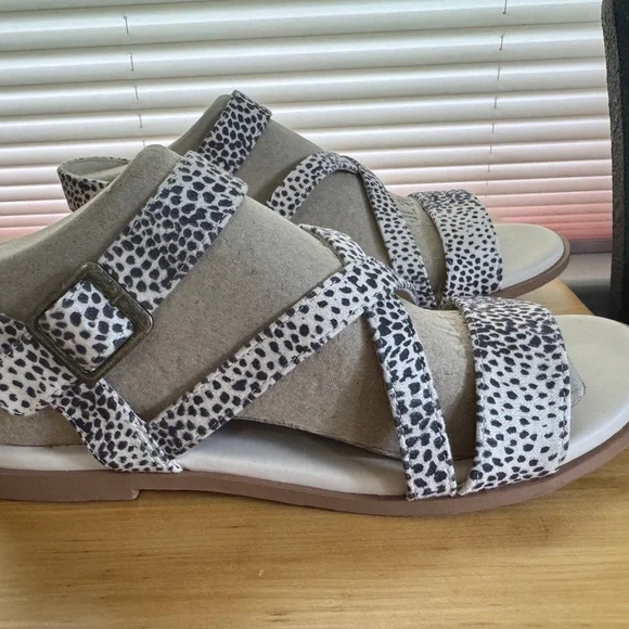 TOMS Print Strappy Sandals 8.5 W with buckle Like New - Picture 5 of 8